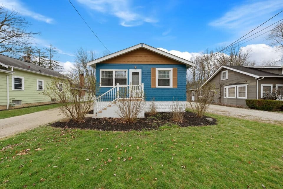 Charming Westlake getaway close to shops, restaurants, and parks — perfect for couples or small families.