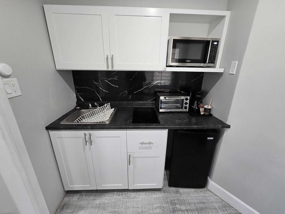 Standard Room, 1 King Bed, Kitchenette | Private kitchenette | Fridge, microwave