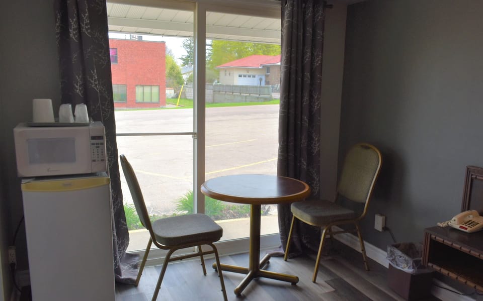 Standard Room, 1 Queen Bed | Desk, free WiFi, bed sheets