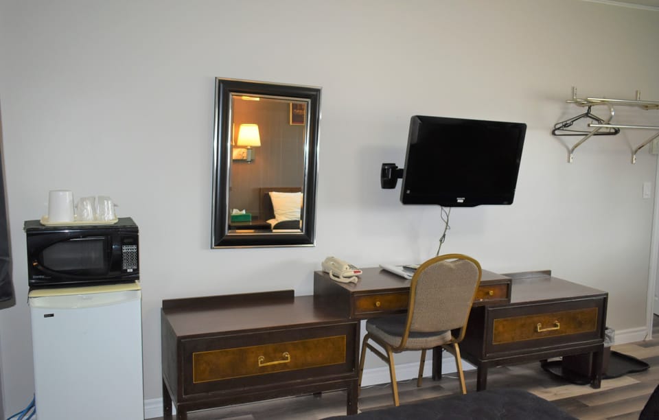 Standard Room, 2 Double Beds | Desk, free WiFi, bed sheets