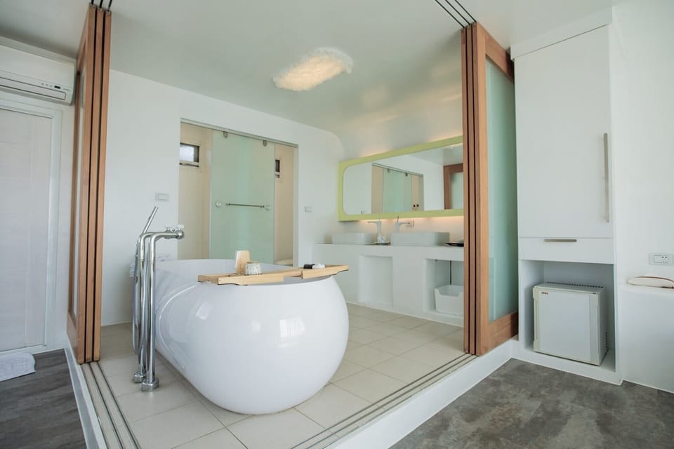 Deluxe Double Room, 1 King Bed, Balcony, Ocean View | Minibar, in-room safe, soundproofing, free WiFi