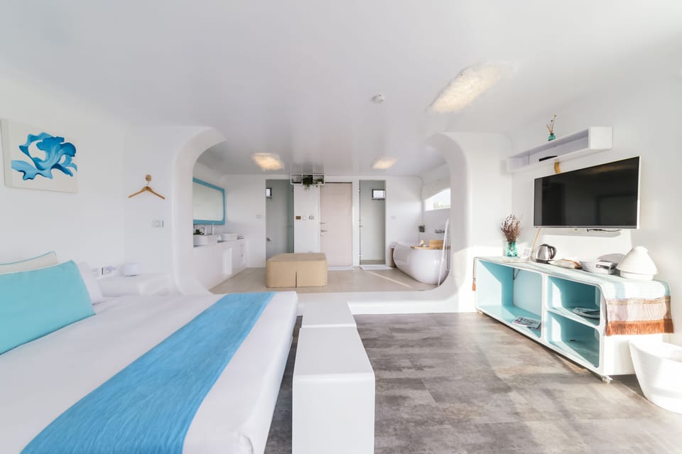 Deluxe Double Room, 1 King Bed, Balcony, Ocean View | Minibar, in-room safe, soundproofing, free WiFi