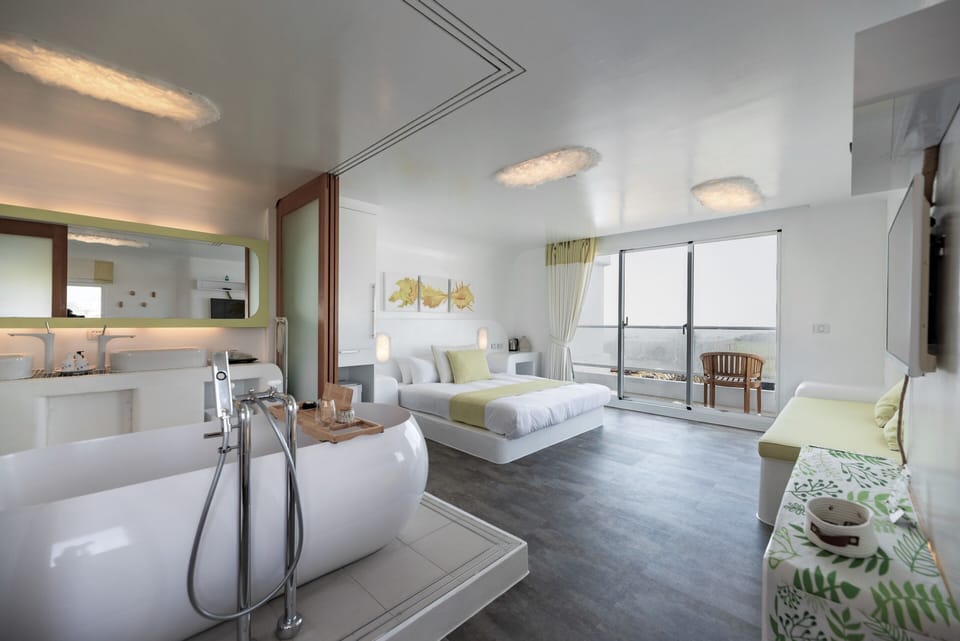 Deluxe Double Room, 1 King Bed, Balcony, Ocean View | Minibar, in-room safe, soundproofing, free WiFi