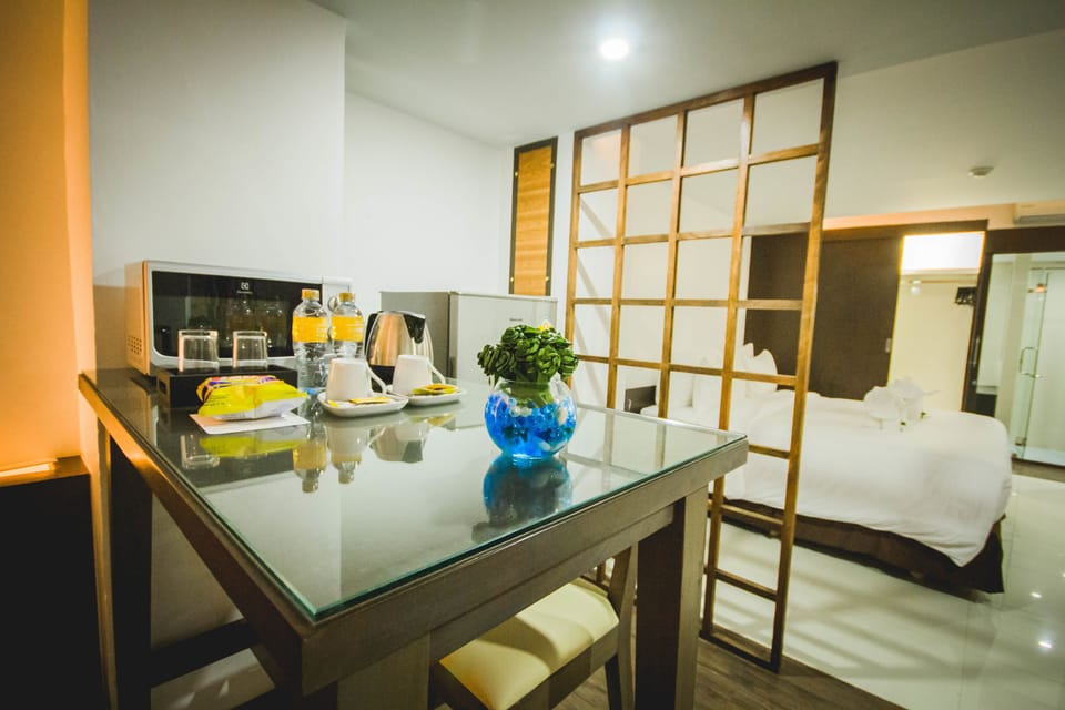 Studio Room | Living room | Flat-screen TV