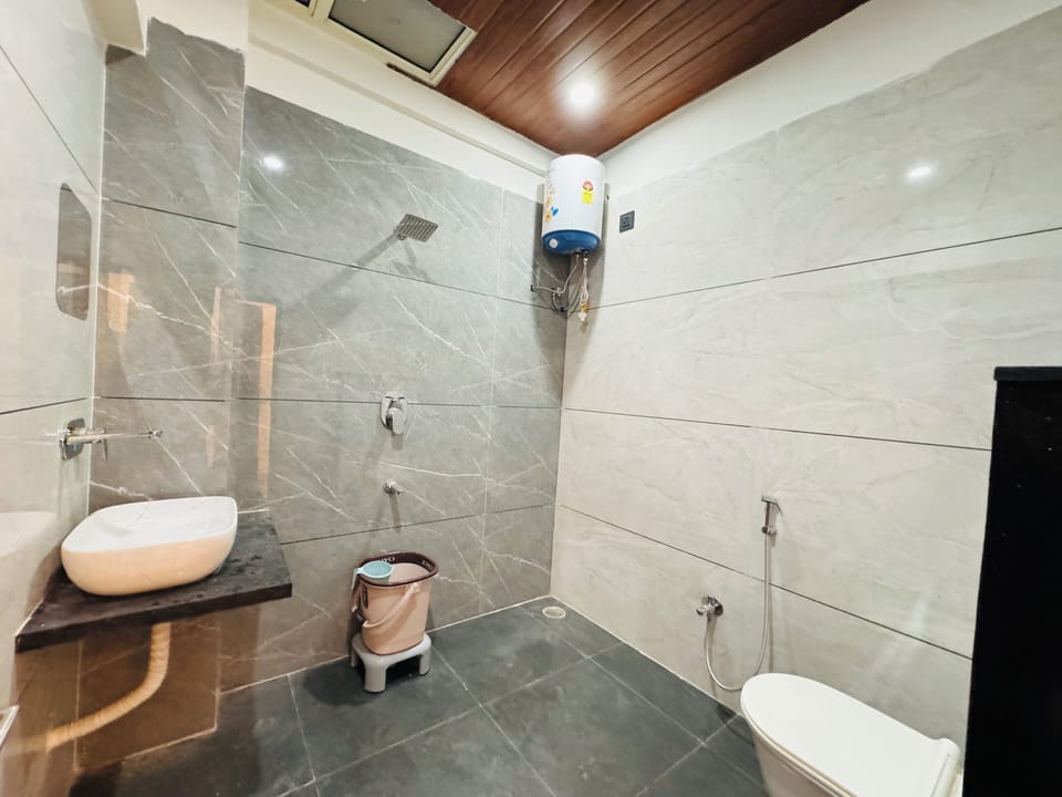 Deluxe Apartment | Bathroom | Slippers