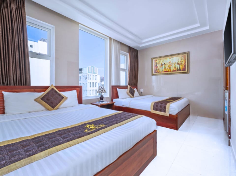 Panoramic Quadruple Room, 2 Queen Beds | Hypo-allergenic bedding available, memory foam beds, minibar, desk