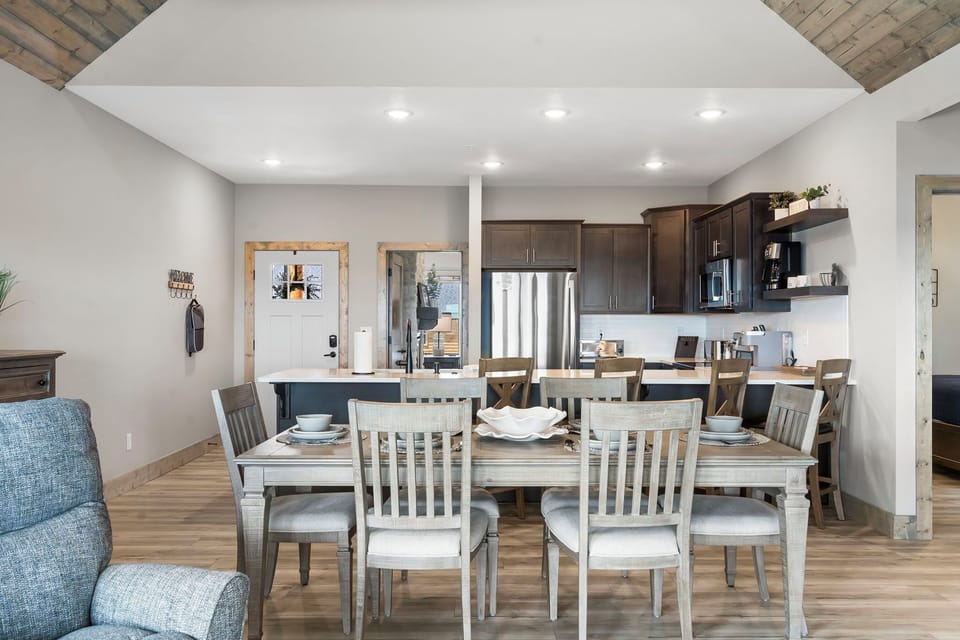 Dining and bar seating for 10