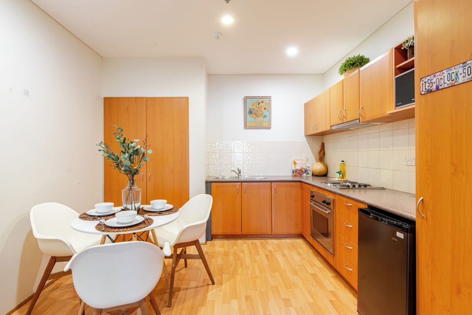 Fully-equipped kitchen and dining area for all your culinary needs. Ready for your morning coffee or a delicious dinner! A practical kitchen awaits. 