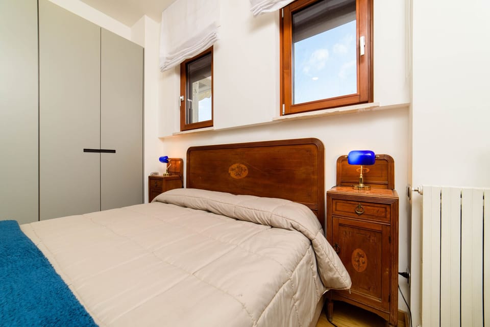 1 bedroom, cribs/infant beds, bed sheets