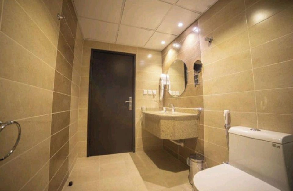 Deluxe Studio | Bathroom | Shower, rainfall showerhead, free toiletries, hair dryer