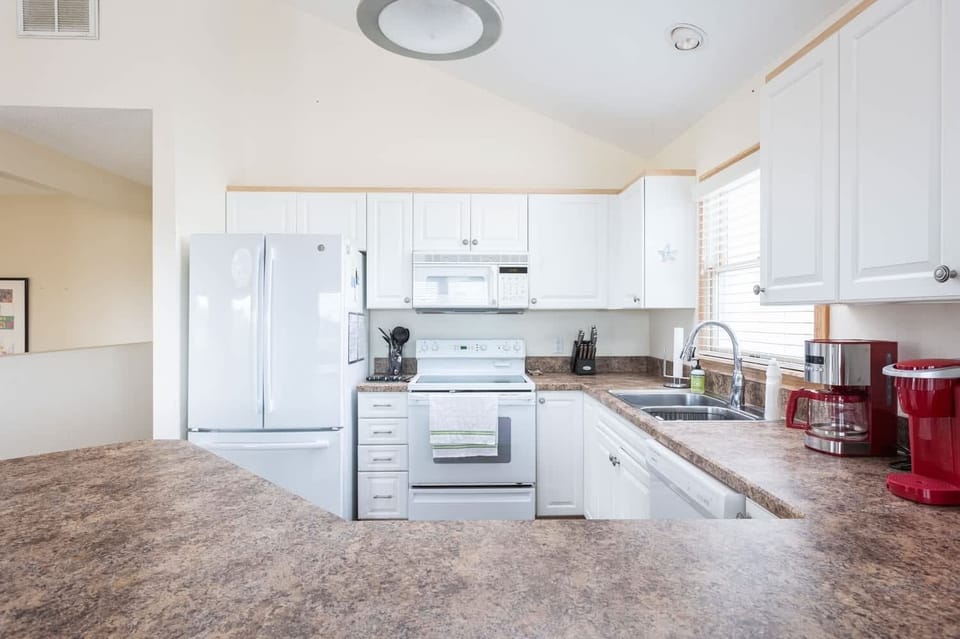 Kitchen w/ Barstool Seating