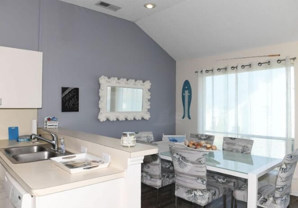 Nice dining table, seating up to 6 people