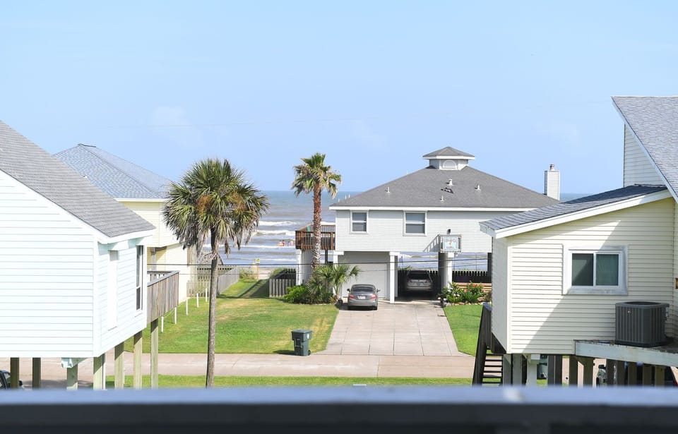 Feel the gulf breeze and enjoy watching and hearing the waves!
