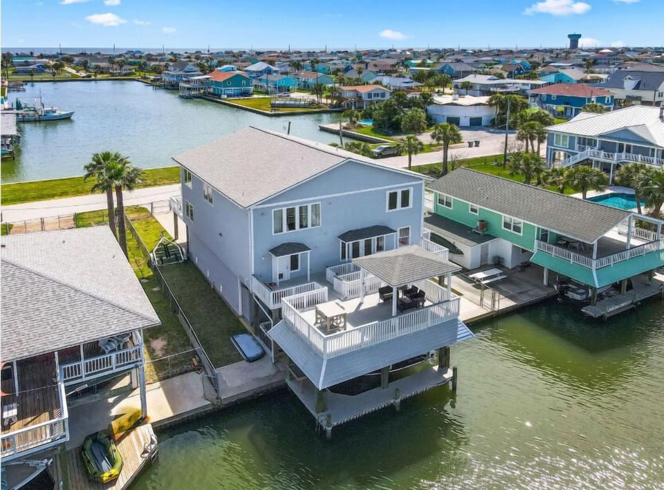 Nice, big deck and fishing pier over the water, and one of the few houses with water on both sides!