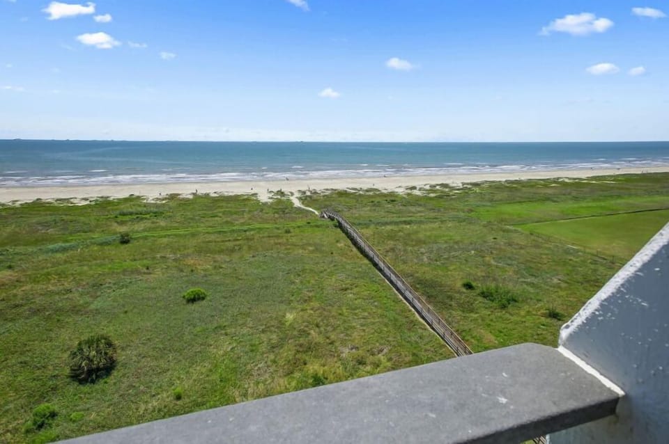 Walkway that goes straight out to the beach!