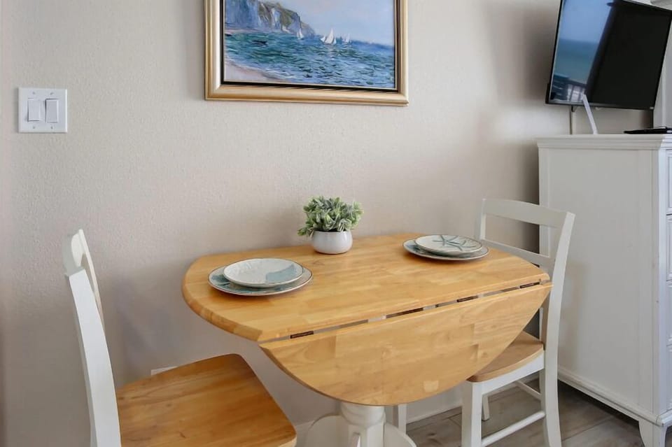 Cute and cozy breakfast nook.