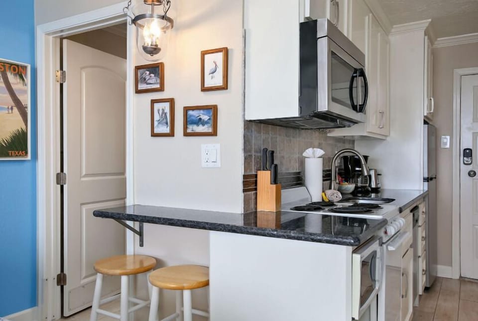 Extra space to eat with 2 barstools.