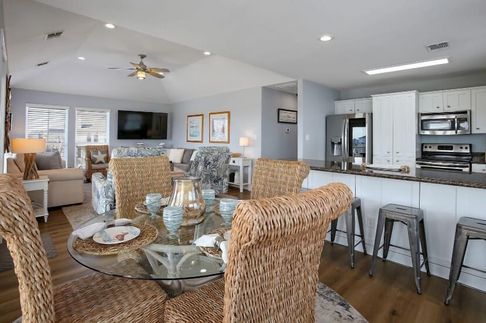 Great floor plan for dining and chilling