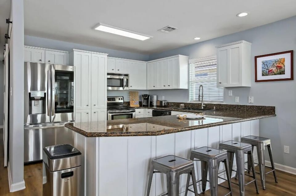 Convenient dine-in kitchen island space
