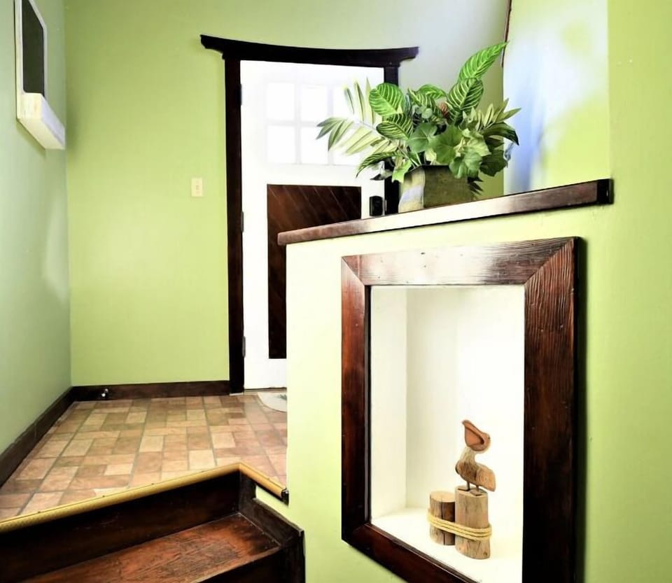 Front entry Corridor leading either upstairs or downstairs