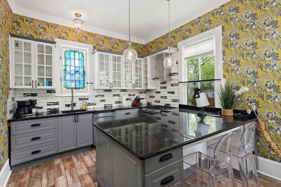 Fully equipped kitchen, with bar seating