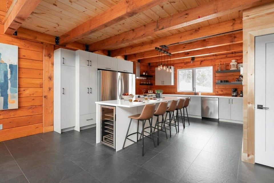 Kitchen with breakfast bar