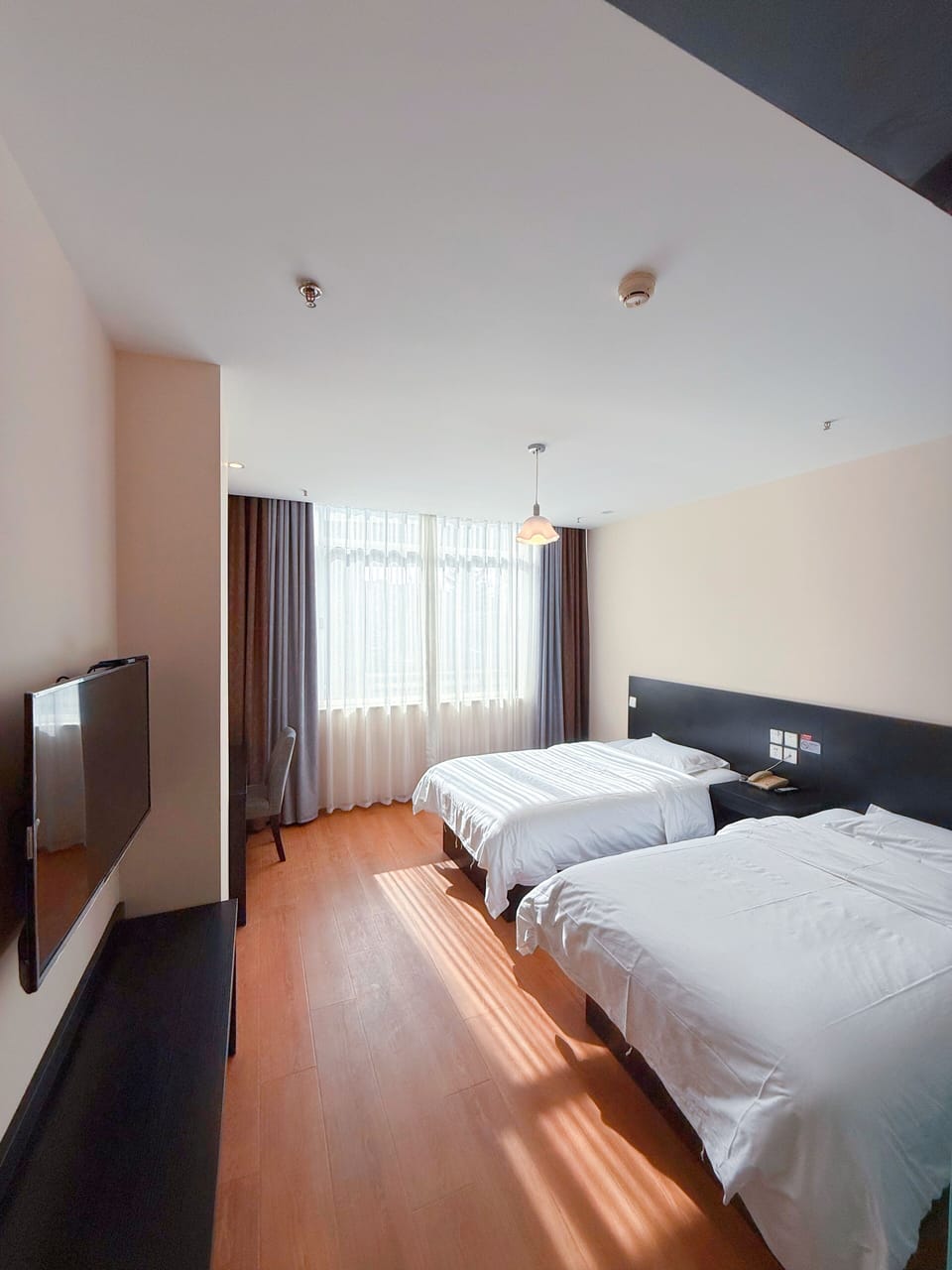 Luxury Twin Room, 2 Twin Beds, Smoking, City View | WiFi (free), bed sheets