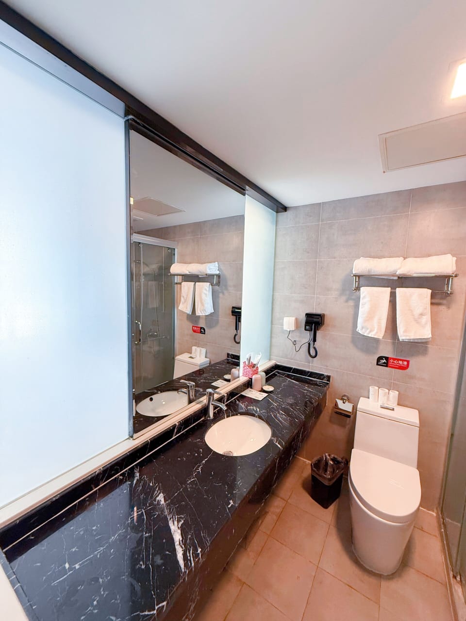 Deluxe Double Room, 1 Queen Bed, Smoking, City View | Bathroom | Shower, rainfall showerhead, hair dryer, towels