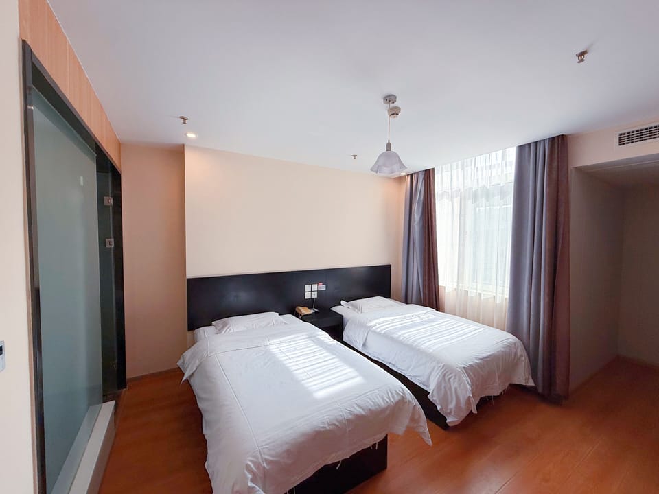 Standard Twin Room, 2 Twin Beds, City View | WiFi (free), bed sheets