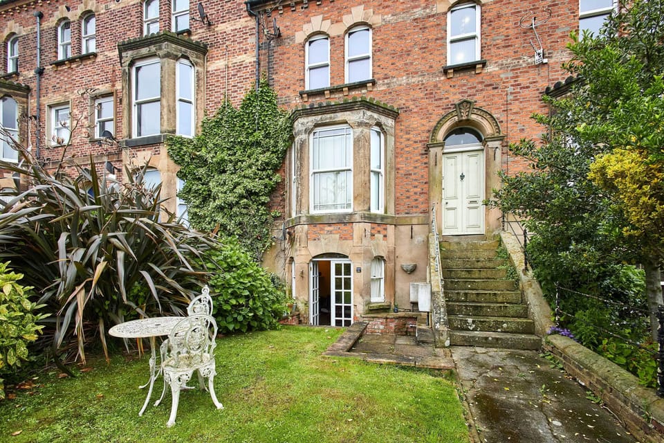 The Den, Whitby - Host & Stay