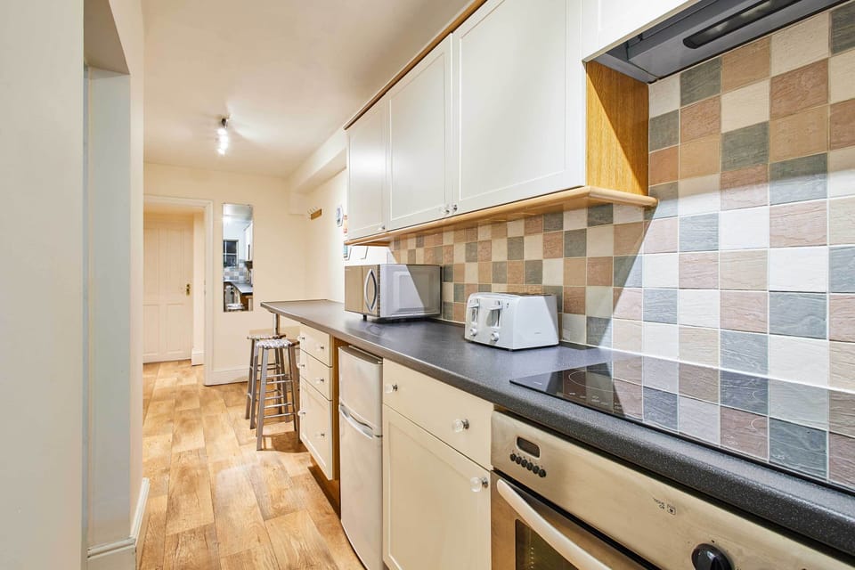 The Den, Whitby - Host & Stay
