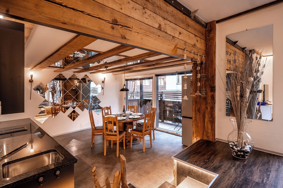 Comfort Condo, Balcony | In-room dining