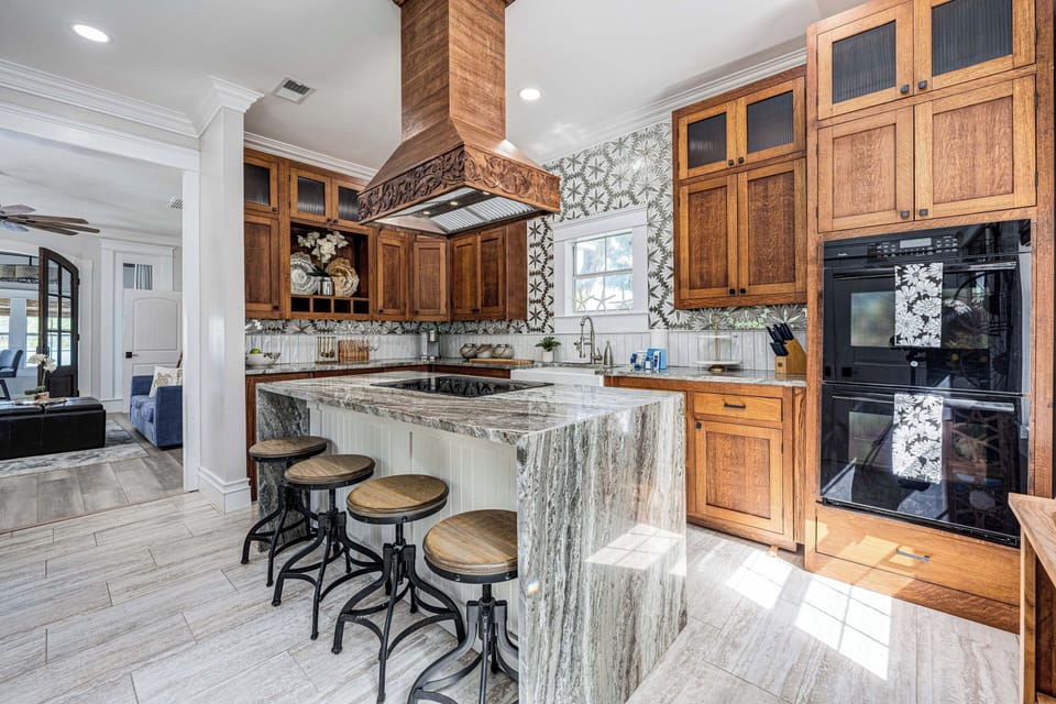 Breakfast bar / kitchen area