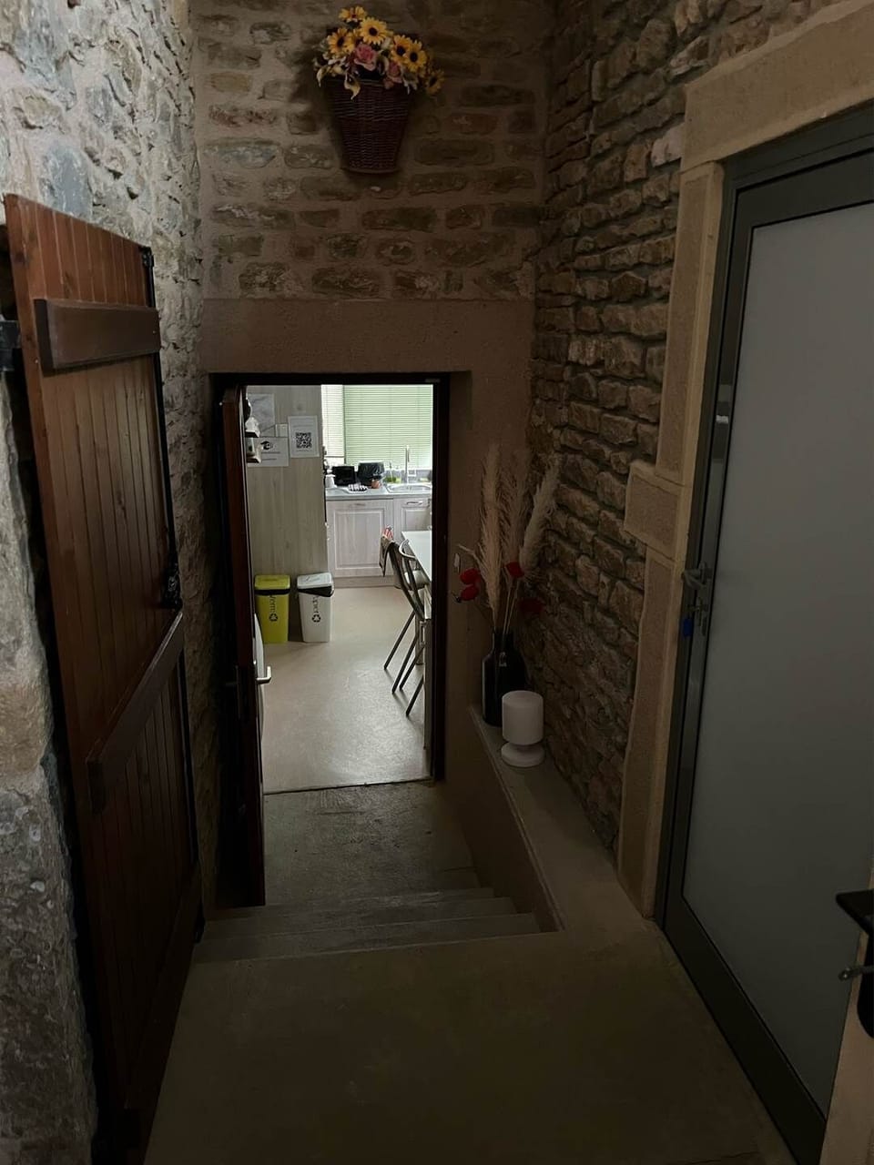 Accès à la piscine intérieure via la cuisine