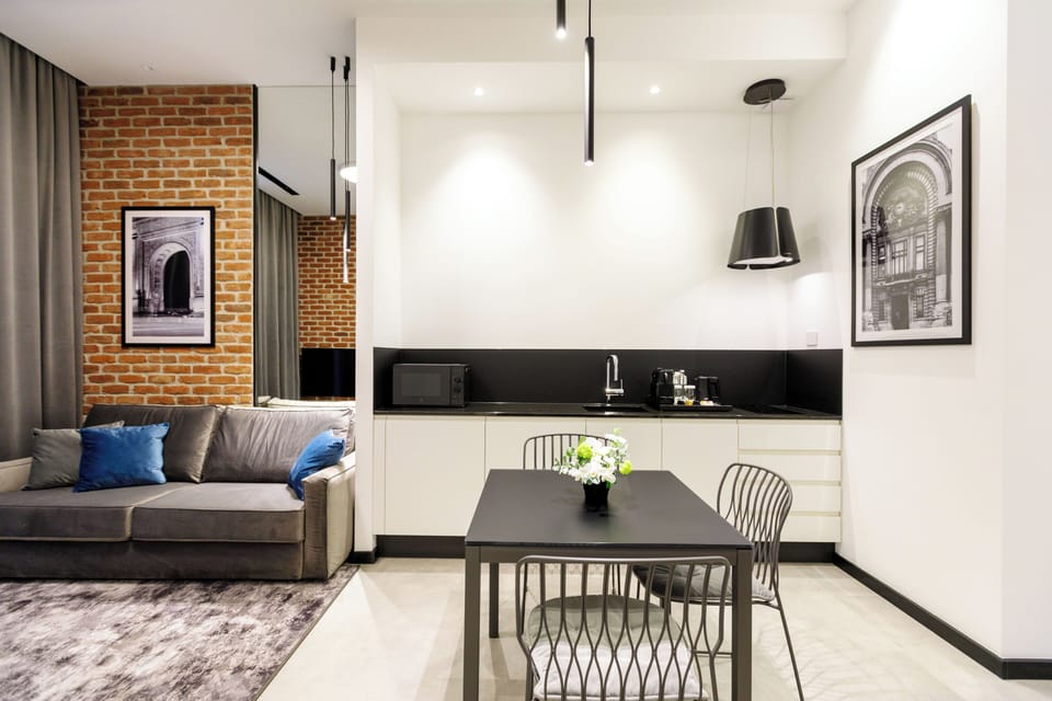 Premier Apartment with Balcony on Lipscani Street | Hypo-allergenic bedding, laptop workspace, soundproofing, free WiFi