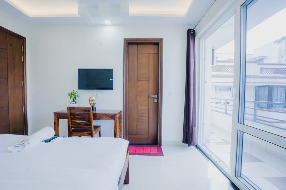 Deluxe Single Room, Balcony, City View | Memory foam beds, in-room safe, laptop workspace, soundproofing