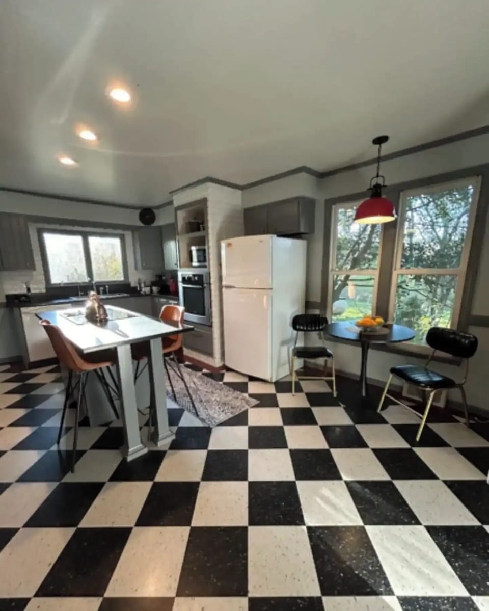 Fully equipped and renovated kitchen with breakfast nook, all supplies you need
