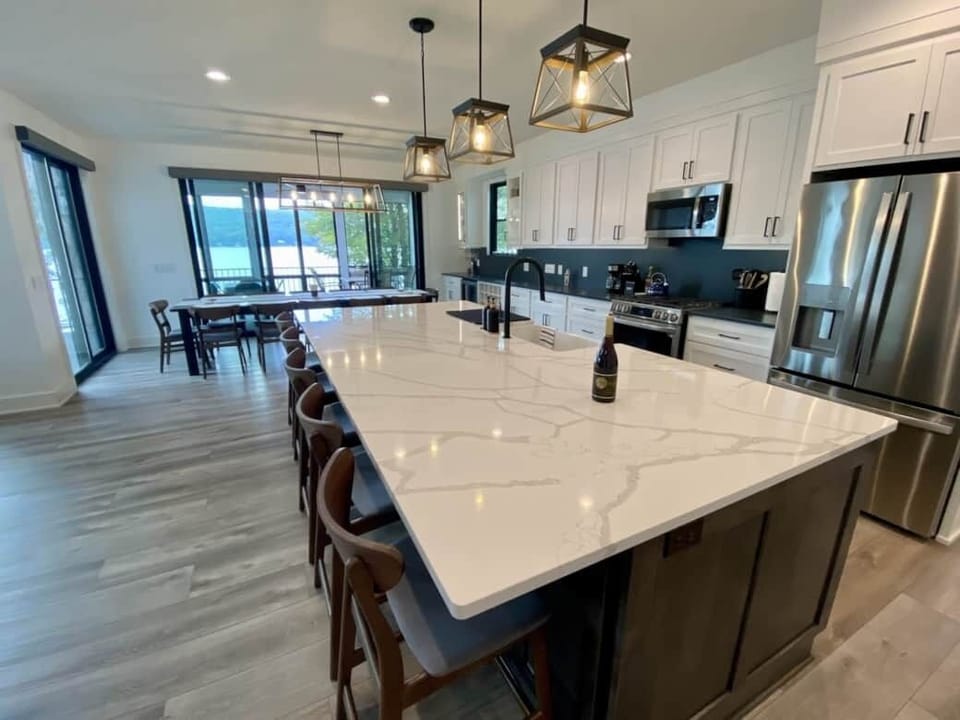 Kitchen island w/ seating for up to 6