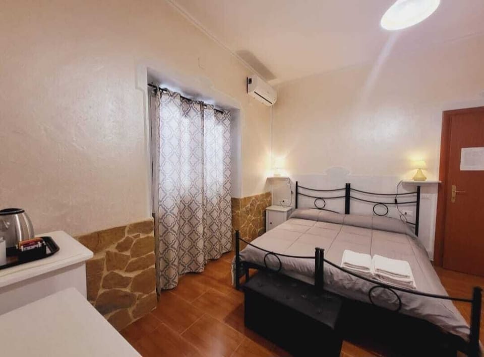 Basic Room | Soundproofing, free WiFi