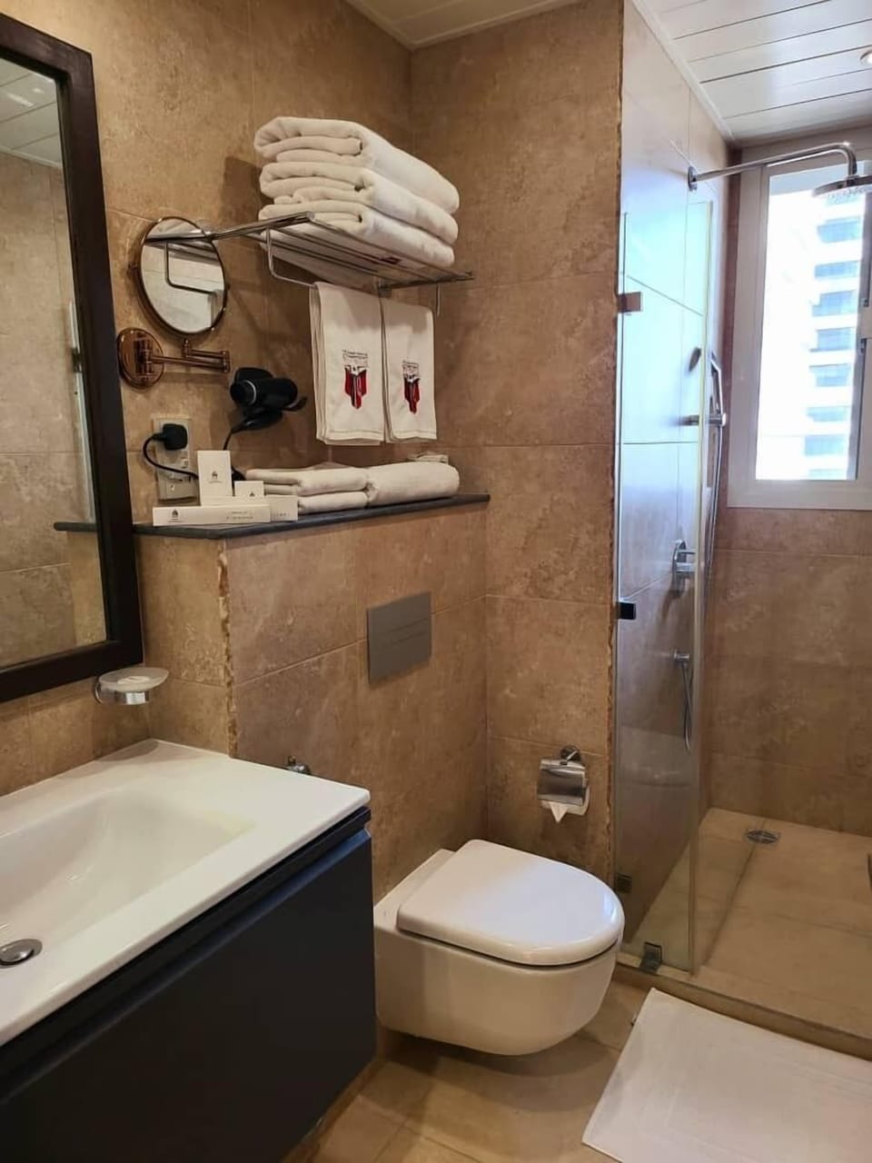 Combined shower/tub, rainfall showerhead, eco-friendly toiletries
