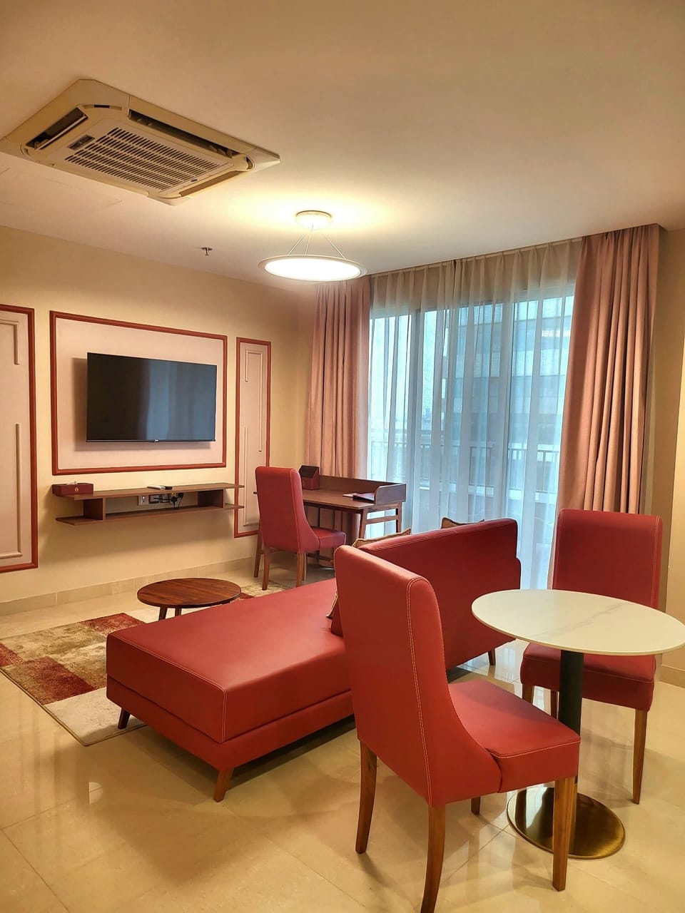 Comfort Triple Room | Living area | 45-inch Smart TV with satellite channels, fireplace
