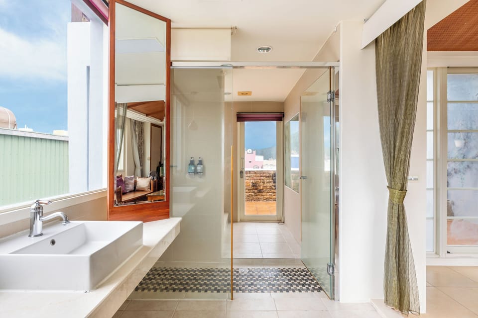Deluxe Double Room with Sea View and Balcony | Bathroom | Hair dryer, slippers, towels, shampoo