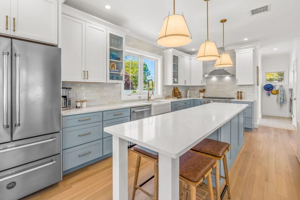 Kitchen and Island - Gourmet Kitchen w/ Island