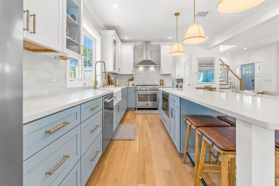 Kitchen and Island - Gourmet Kitchen w/ Island