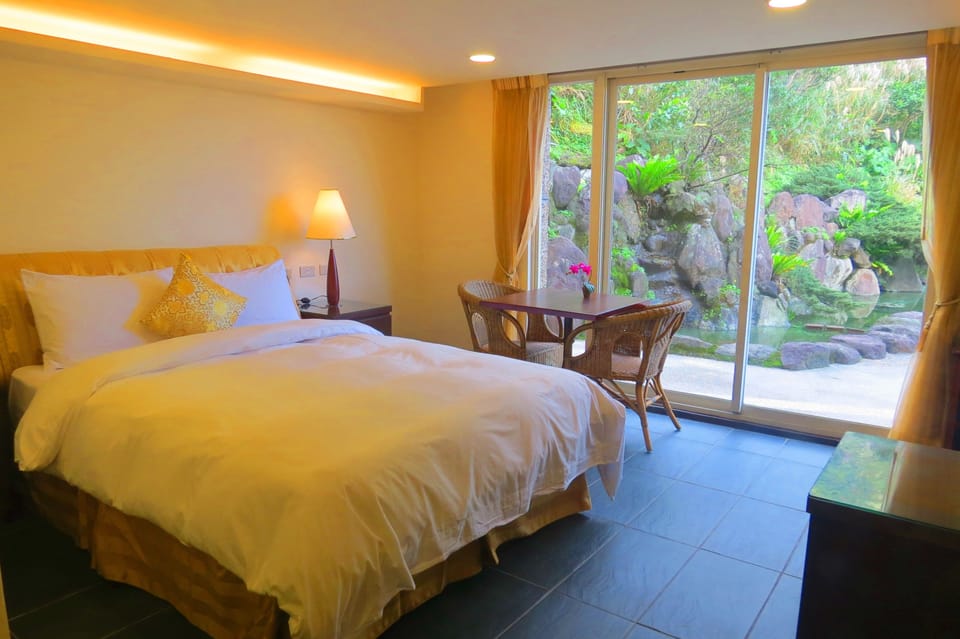 Standard Suite | Premium bedding, down comforters, pillowtop beds, individually decorated