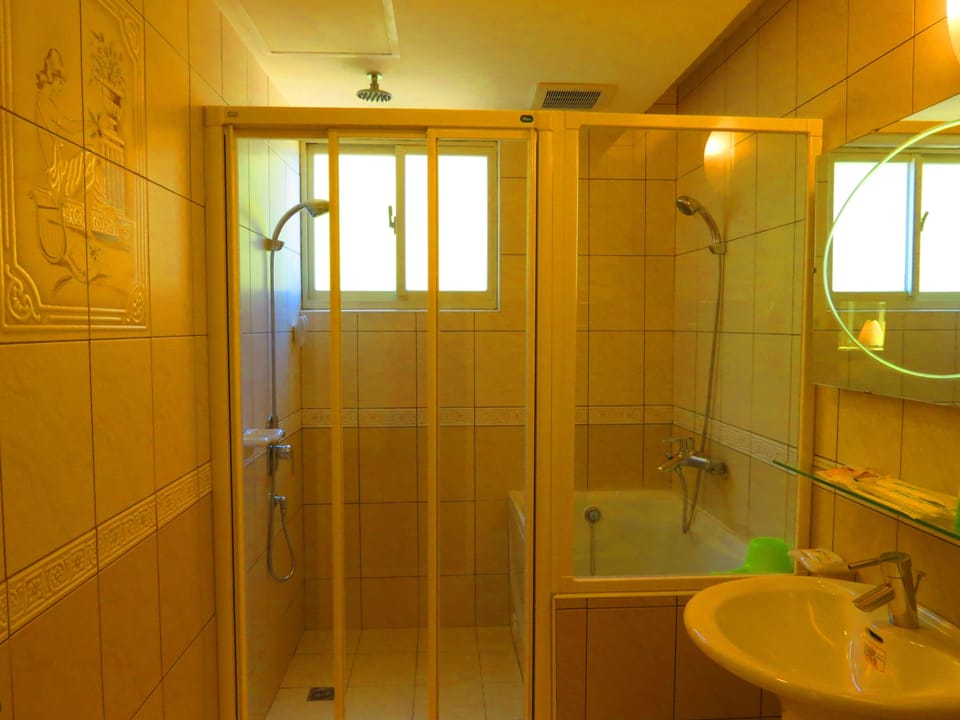 Deluxe Suite | Bathroom | Rainfall showerhead, free toiletries, hair dryer, bathrobes