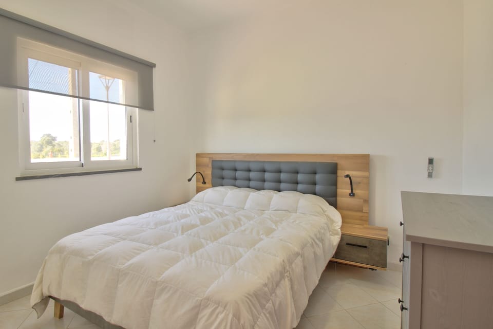 Comfort Single Room, Mountain View | Hypo-allergenic bedding, Tempur-Pedic beds, laptop workspace, free WiFi