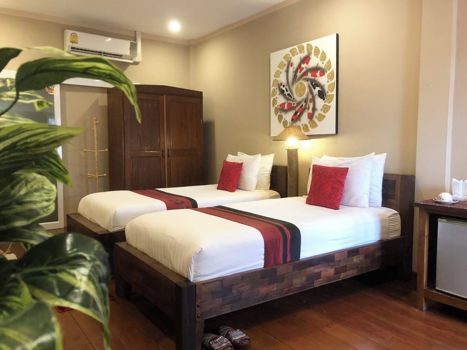 Superior Twin Room | In-room safe, desk, WiFi (free)