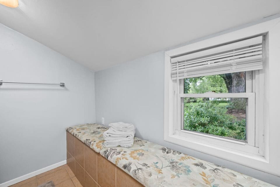 Bathroom side storage bench that lifts up for extra towel space