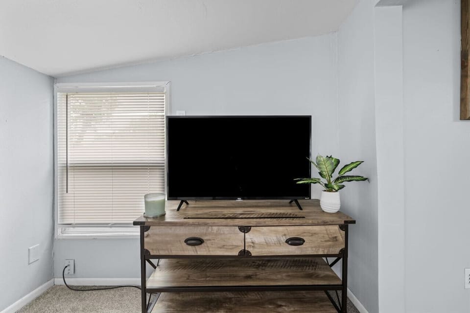 55` Smart TV with live cable on YouTube TV
